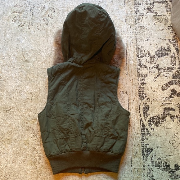 Small Green Vest - Picture 5 of 7